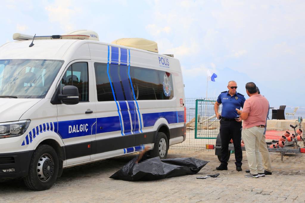 Antalya'da denizde bir kişinin cesedi bulundu