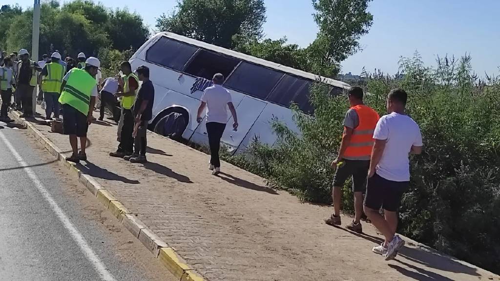 Antalya'da otel servis otobüsü şarampole uçtu! Yaralılar var
