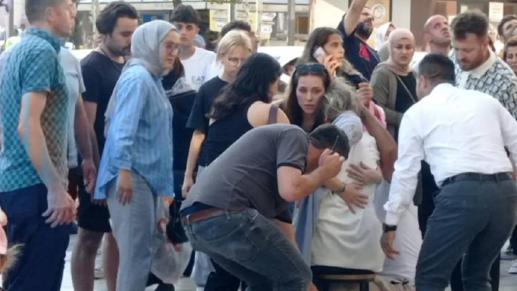 Ölümden döndüler! Tekirdağ'da anne ve kızının kafasına beton sıvası düştü 