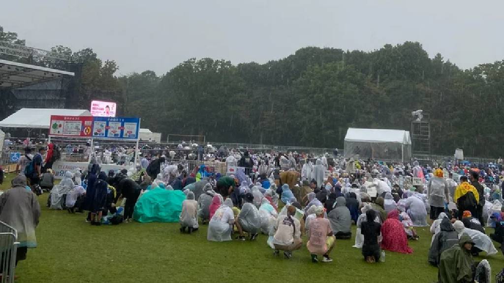 Japonya'da konser alanına yıldırım düştü