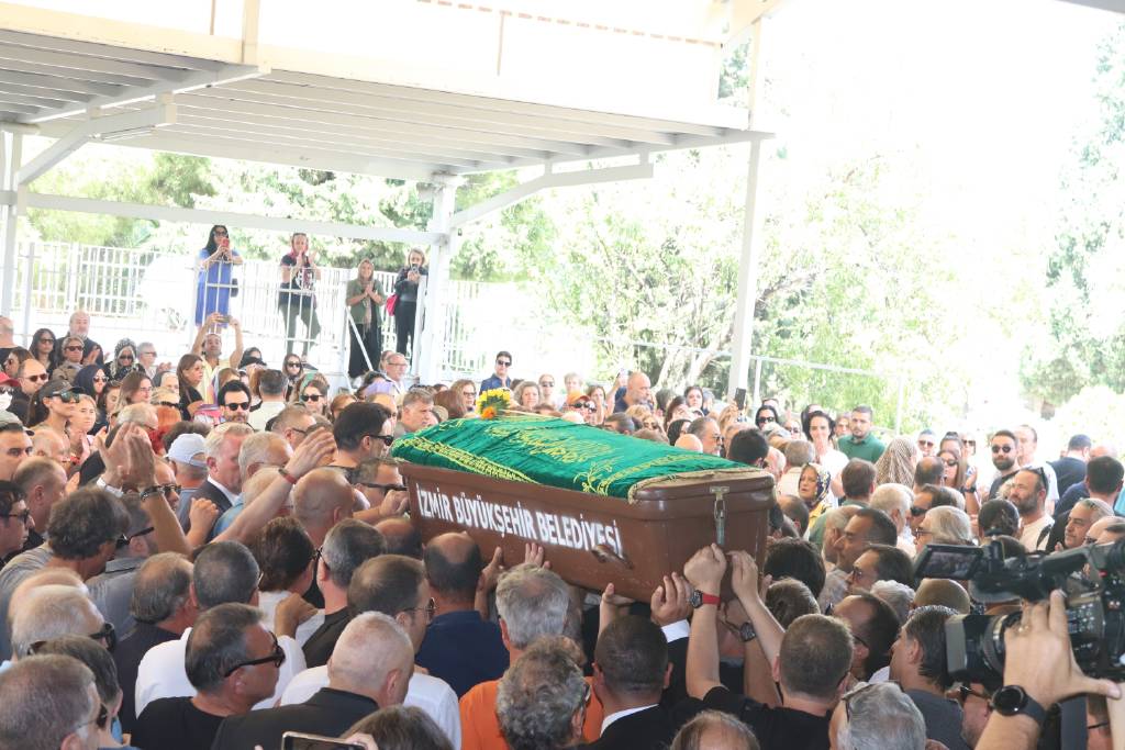 Metin Arolat'ın cenazesi, İzmir'de gözyaşlarıyla uğurlandı
