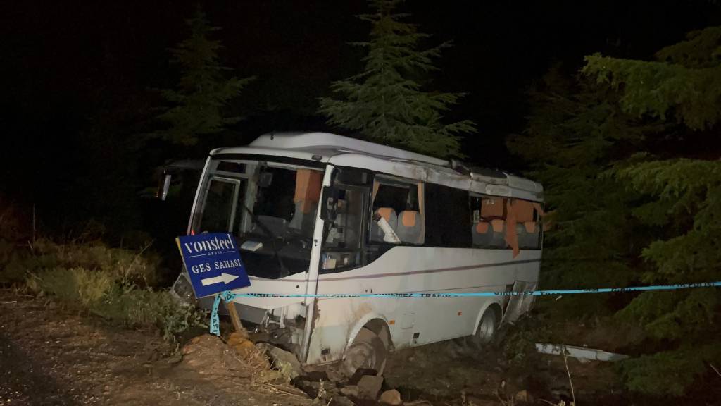 Eskişehir'de korkunç kaza! Polis memurlarını taşıyan midibüs şarampole uçtu