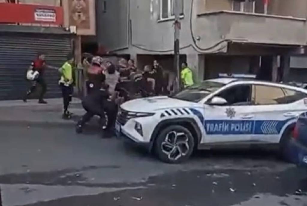 İstanbul'da polis memurlarına taşlı sopalı saldırı