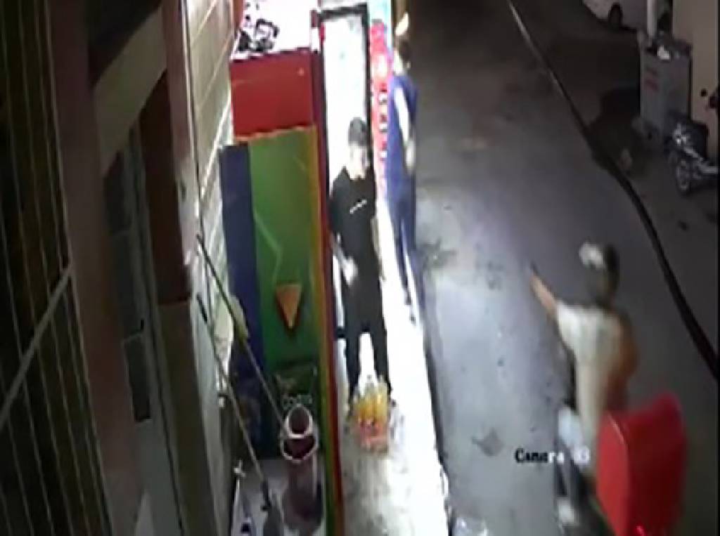 İzmir'de intikam cinayeti kamerada… Herkesin içinde kurşun yağdırdı, gitti!