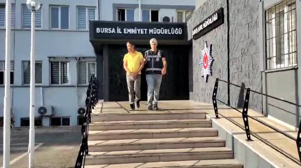 4 yıldır sahte kimlikle, kılık değiştirerek kaçıyordu. Bursa'da, kıyafet alırken yakalandı 