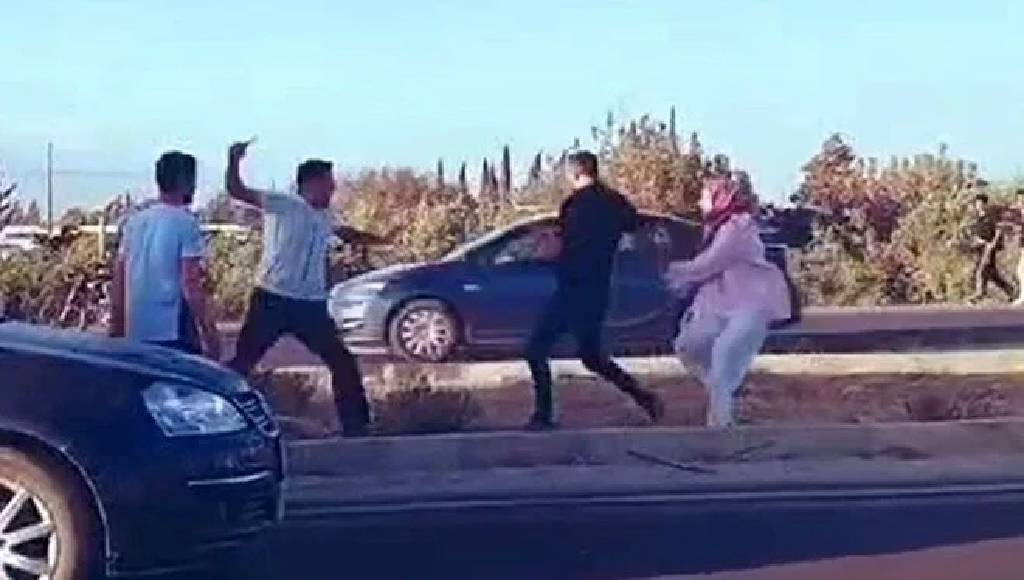 Trafikte dehşet: Otobüs şoförü sürücüye bıçak çekti