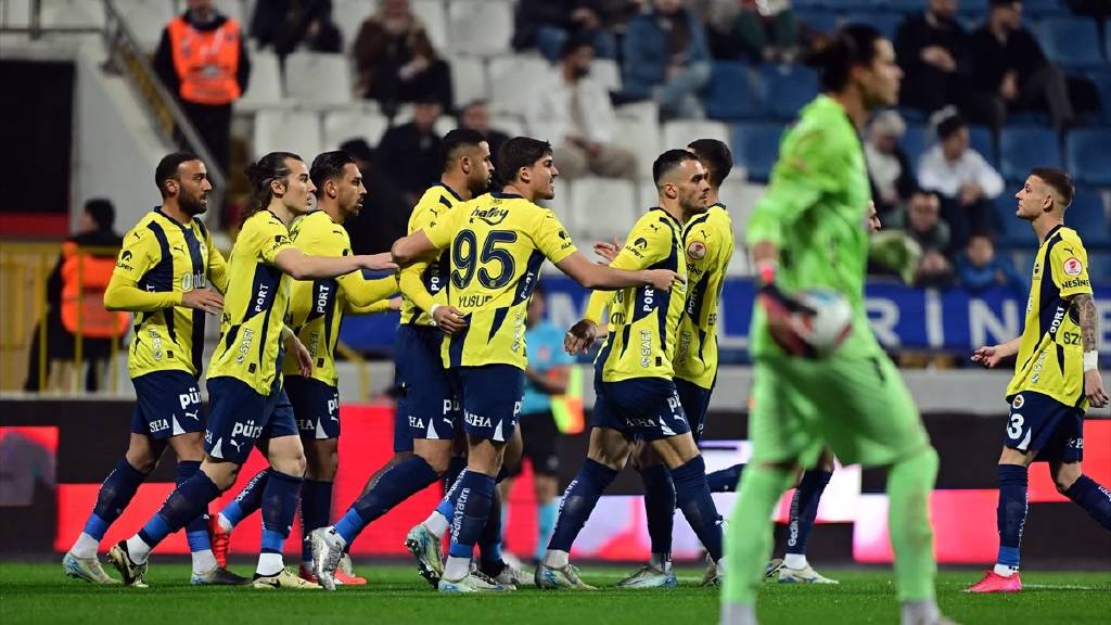 Fenerbahçe, Kasımpaşa'ya karşı 3-0'lık bir skorla kazanarak gruba galibiyetle başladı