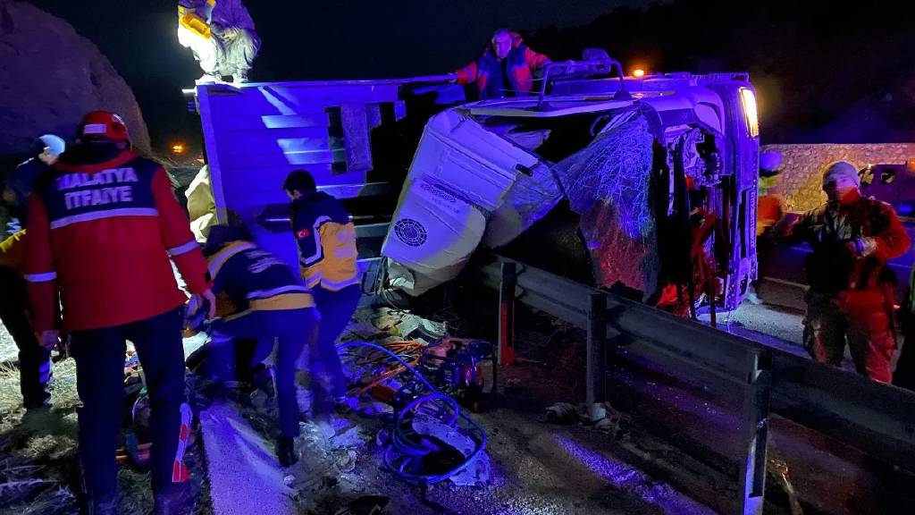 Malatya'da tır şarampole devrildi! 2 ölü, 1 yaralı