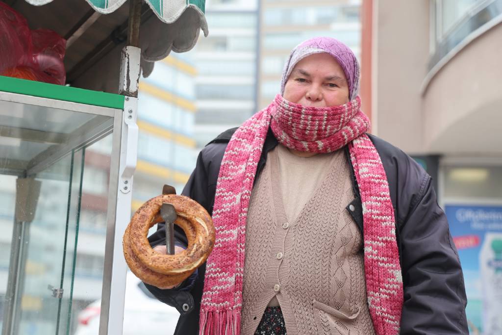 58 yaşındaki kadın evinin geçimini sağlamak için başladı! Konya'nın "simitçi teyze"si oldu...