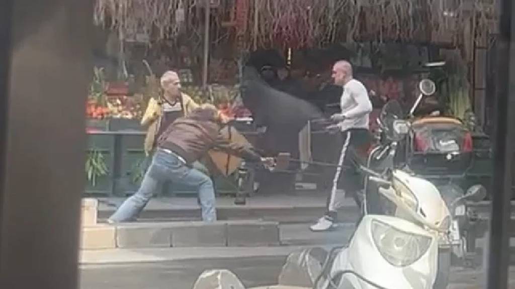 İstanbul'da sokak ortasında kılıçlı kavga!