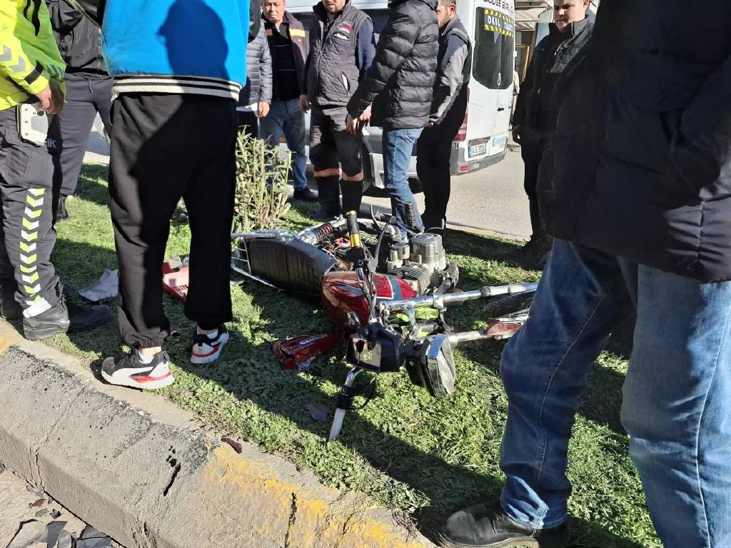 Dur ihtarına uymayan ardından ters yöne giren sürücü, bir midibüse çarparak kaza yaptı