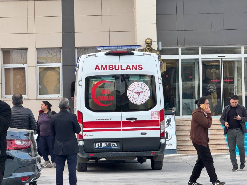 Adliyeye sevk edilen eniştesine destek için geldi, kalp krizi geçirip öldü