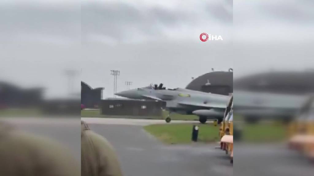 Kuş çarptı! İngiltere'de savaş uçağı pilotu, kanopiyi fırlatarak acil iniş yaptı