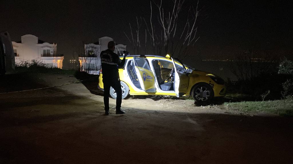 İzmit’te bir taksici, yol kenarında boğazı kesilmiş halde bulundu