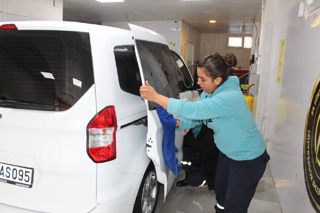 Siirt'te ev hanımları kooperatif kurarak oto yıkama açtı...