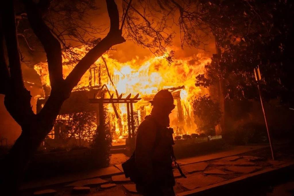 Los Angeles tarihinin en büyük yangını! 5 kişi öldü, binlerce ev küle döndü...