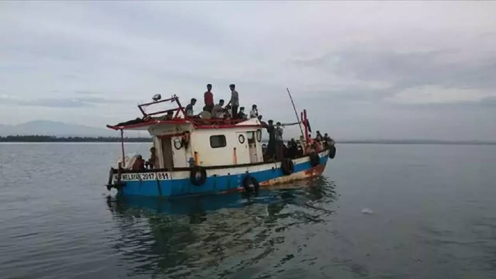 İçinde 300 Myanmarlı sığınmacı vardı... Malezya tekneleri geri gönderdi!