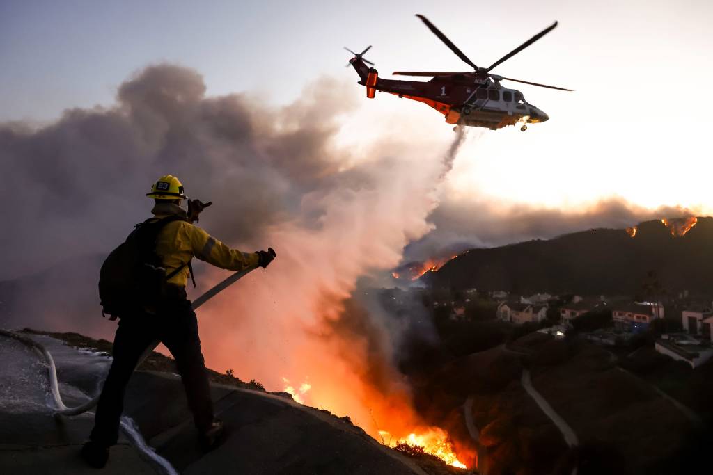 Los Angeles’ta sokağa çıkma yasağı! 57 bin 830 yapı, risk altında…