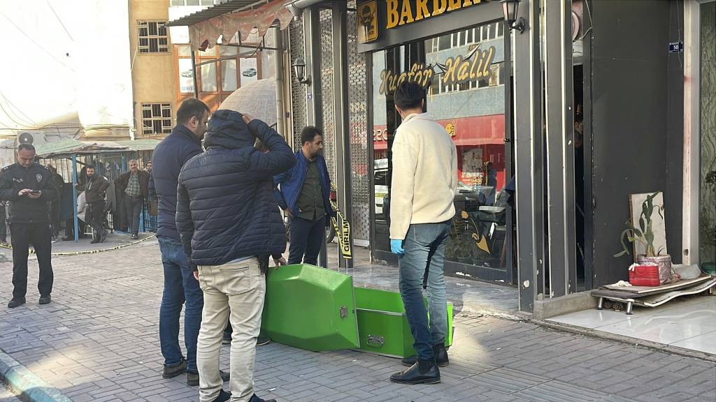 Şanlıurfa'da bir kişi, tıraş olmaya gittiği kuaförde öldürüldü