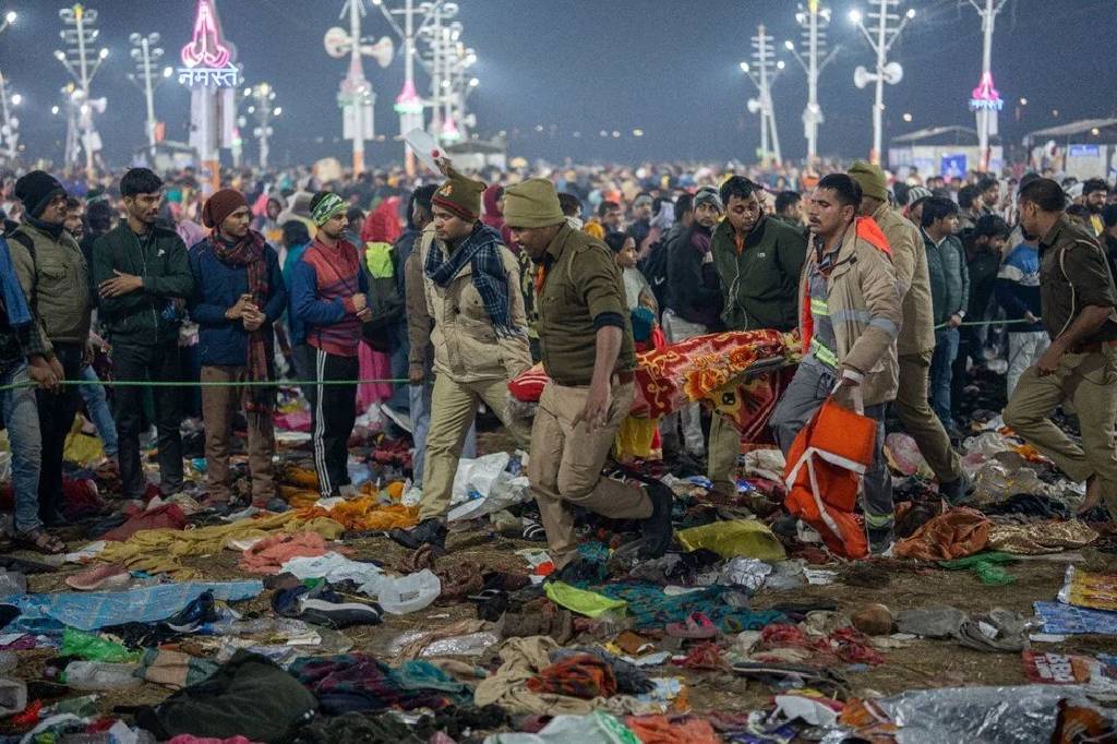 Hindistan'da dünyanın en büyük festivalinde izdiham! Nehir kıyısında uyurken ezildiler...