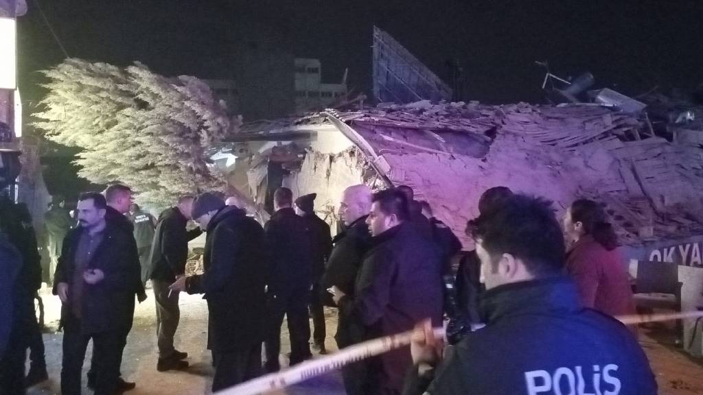Konya’da, dört katlı bir bina çöktü…