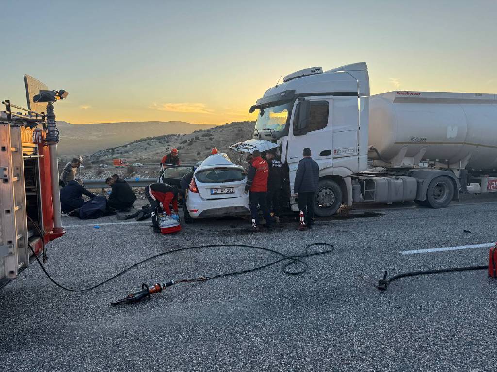 Adıyaman'da otomobil ile yakıt tanker çarpıştı: 4 ölü, 4 yaralı