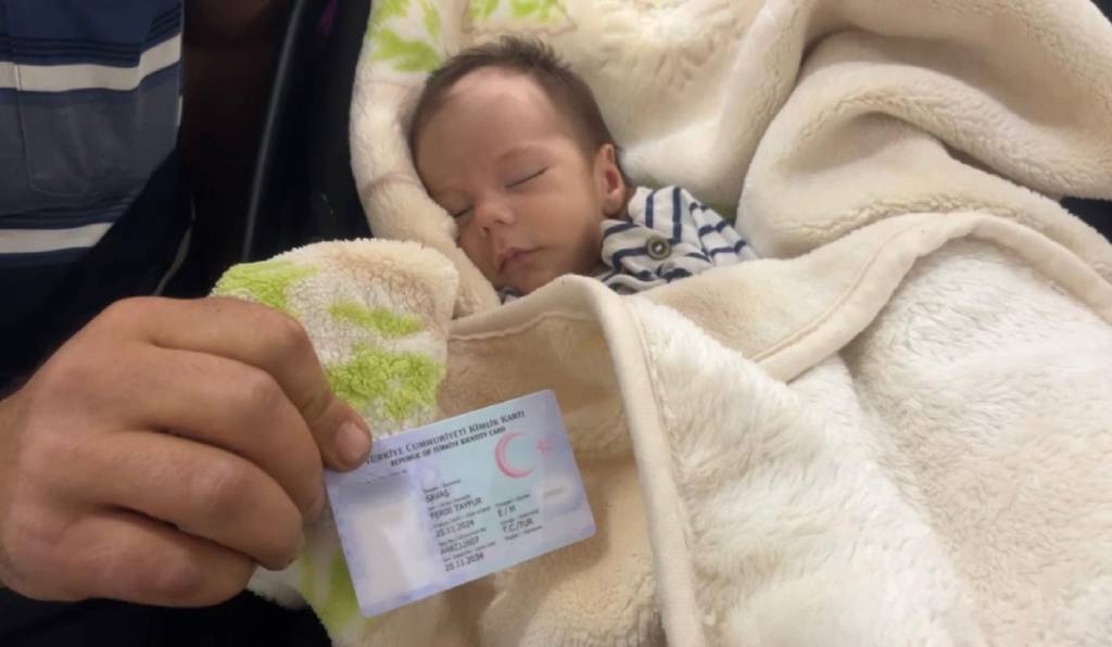 "Ölümü beni perişan etti" dedi! Bebeğine Ferdi Tayfur ismini koydu...