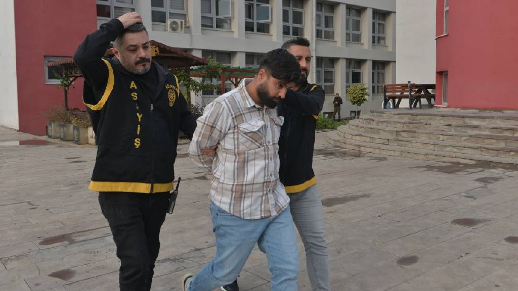 Adana'da cezaevi çıkışı kanlı hesaplaşma! Husumetlisini sırtından vurarak öldürdü...