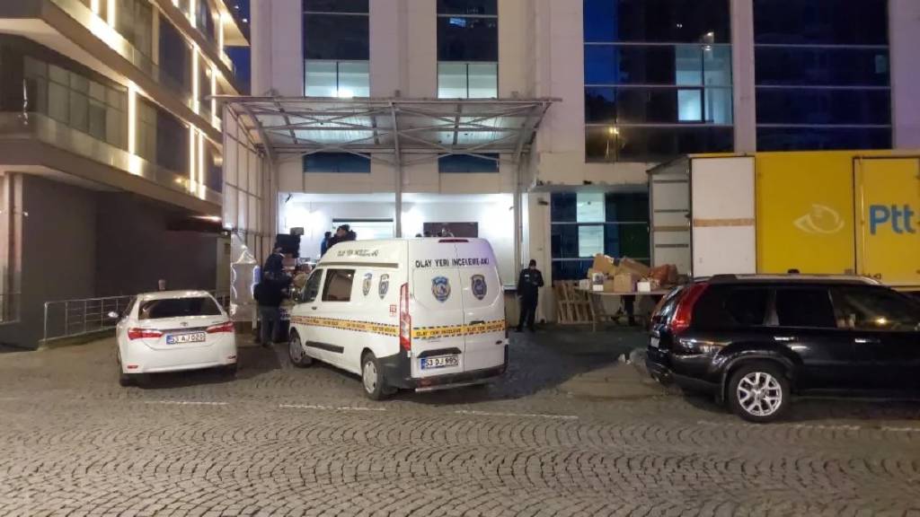 Rize'nin Mermerdelen Mahallesi’nde bulunan PTT şubesinde bu akşam saatlerinde silahlı saldırı meydana geldi
