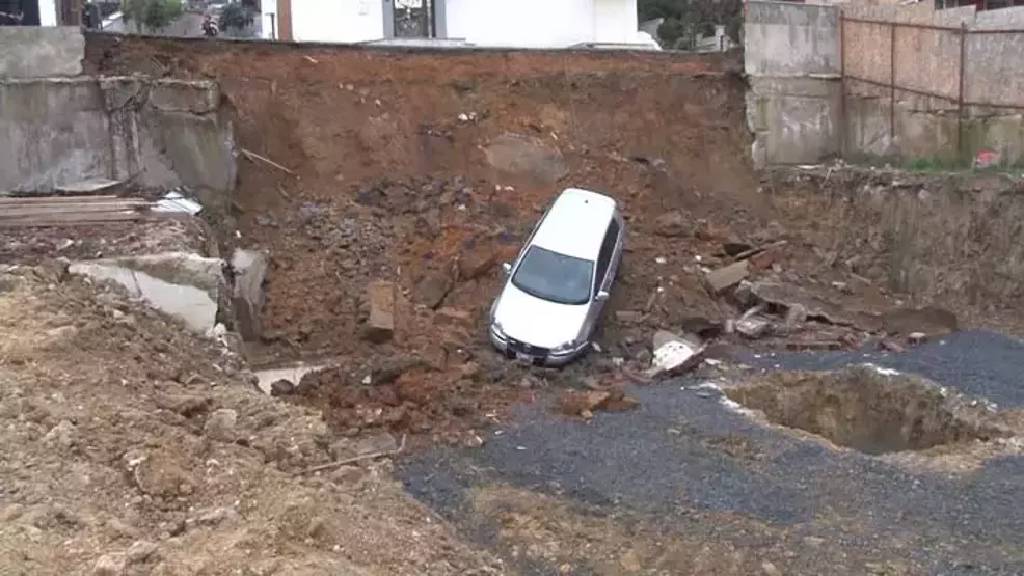 İstanbul Kartal’da toprak kayması! Park halindeki otomobil inşaat alanına düştü...