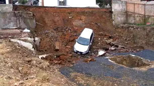 İstanbul Kartal’da toprak kayması! Park halindeki otomobil inşaat alanına düştü...