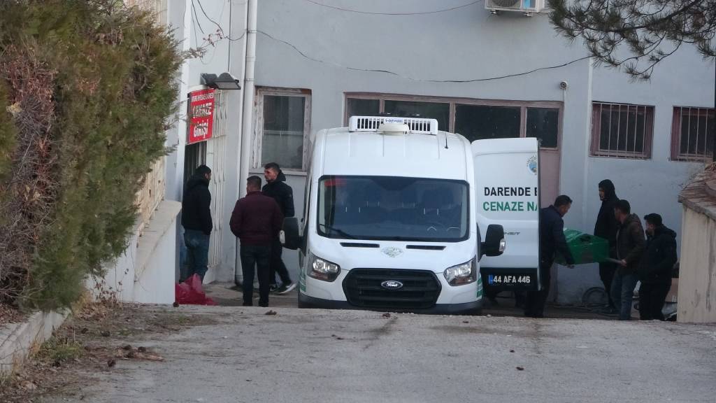 Misafirliğe geldiği evde, yaşlı kadını bıçaklayarak öldürdü