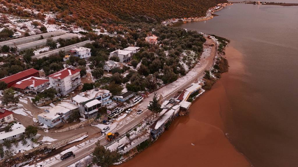 Burası Antalya Demre! Şiddetli yağış sele neden oldu, sahil kızıla boyandı…