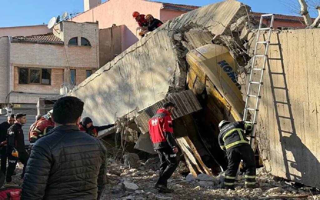 Uşak'ta korkunç kaza! İş makinesi operatörü enkaz altında kaldı...