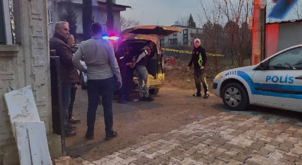 Kocaeli'de, aranan şahıs kendisini yakalamaya gelen polislere akrabalarıyla saldırdı…