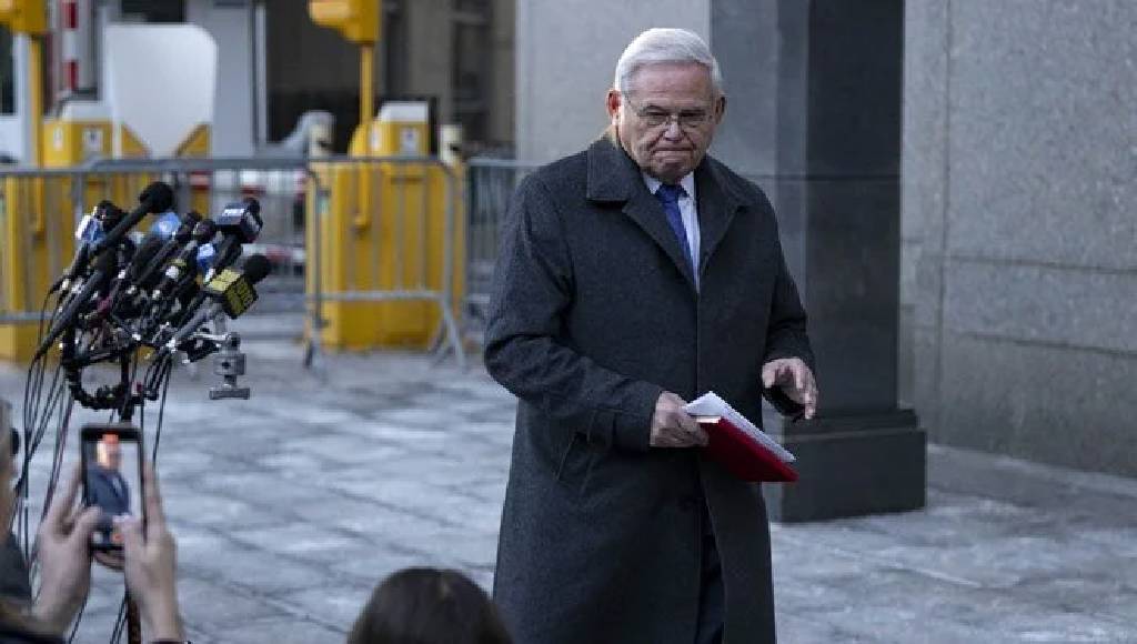 ABD'de Türkiye karşıtı eski senatör Bob Menendez'e 11 yıl hapis cezası