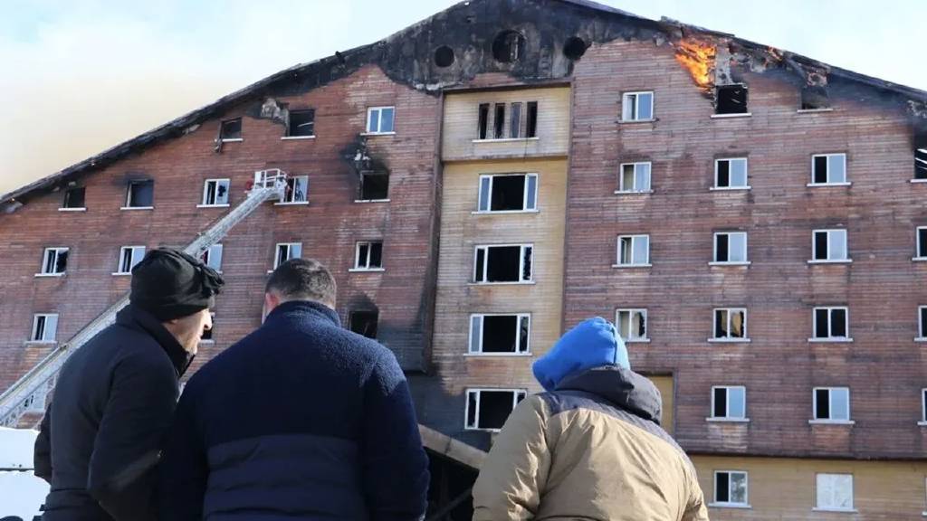 Bolu Kartalkaya'da yangın faciası: Otel önünde acı bekleyiş!