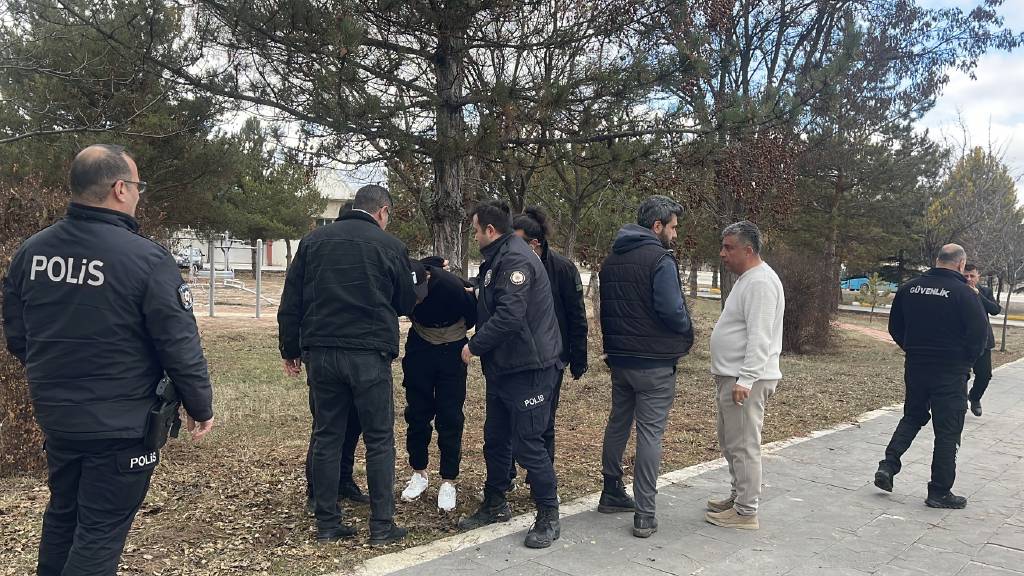 Sivas'ta firari asker kaçtı, polis kovaladı…