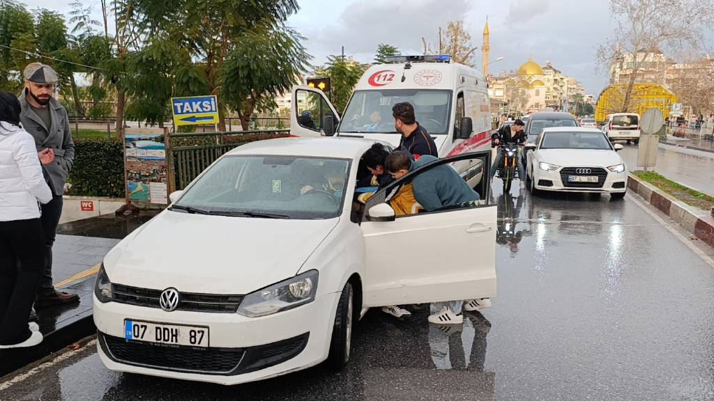 Kaza sonrası şoka giren sürücüyü araçtan kimse indiremedi...