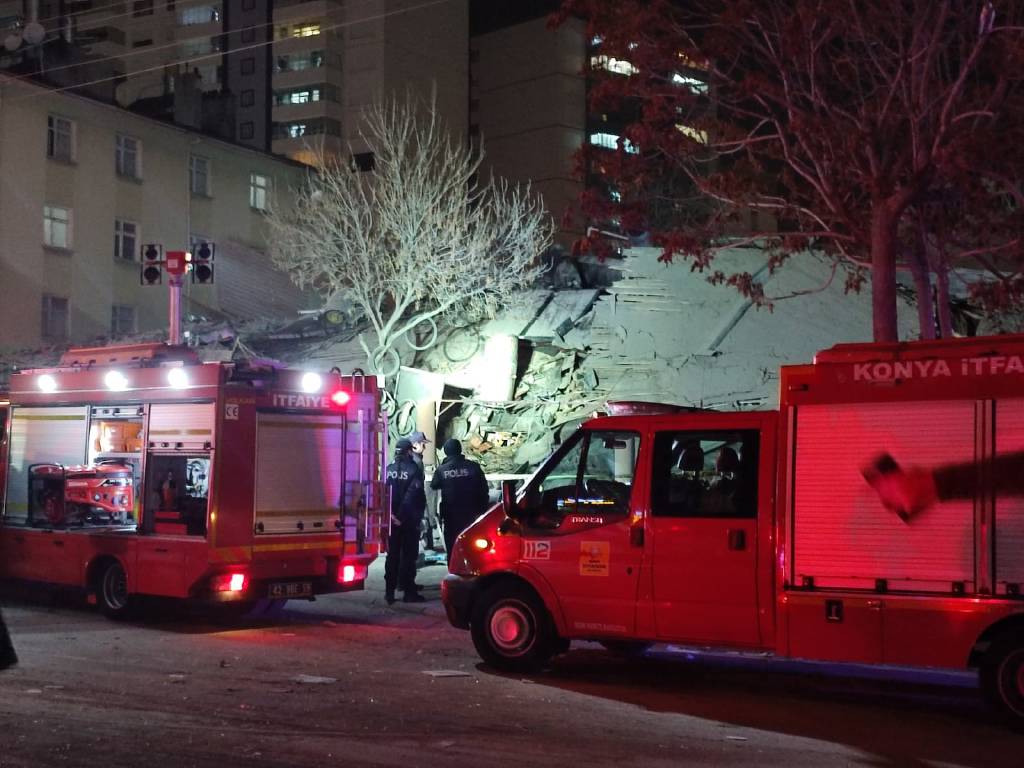Konya'da bina çöktü! 2 kişi kurtarıldı, enkazdaki 5 kişi için çalışma sürüyor…