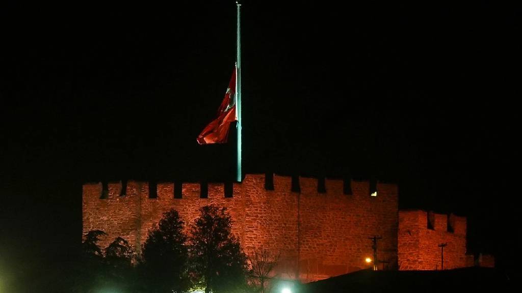 Yürekler yandı! Milli yas ilanı sonrası Türkiye'de bayraklar yarıya indirildi...