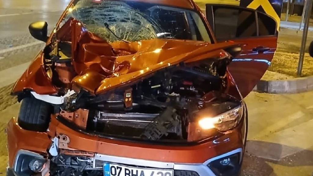 Mersin'de otomobil yayalara çarptı! 2 kişi hayatını kaybetti...