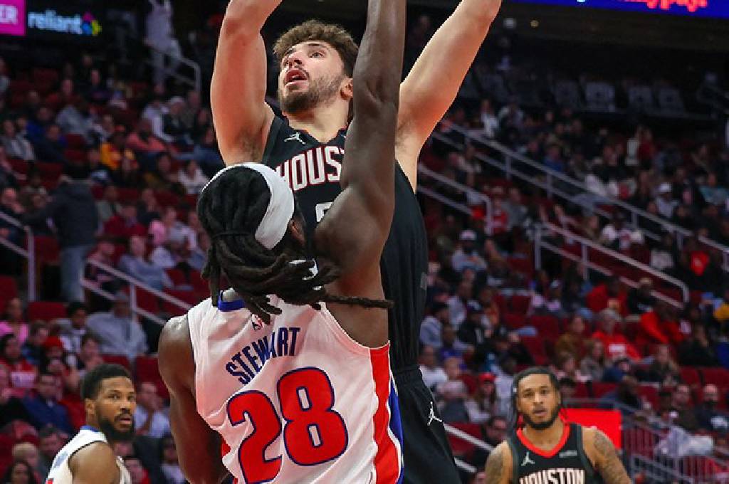 Milli basketbolcu Alperen Şengün, NBA'de tarihi bir başarıya imza attı