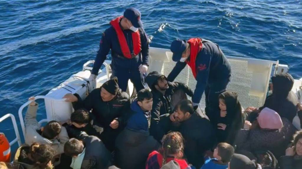 Muğla'da, Yunanistan’ın ölüme ittiği 16’sı çocuk 51 göçmen kurtarıldı