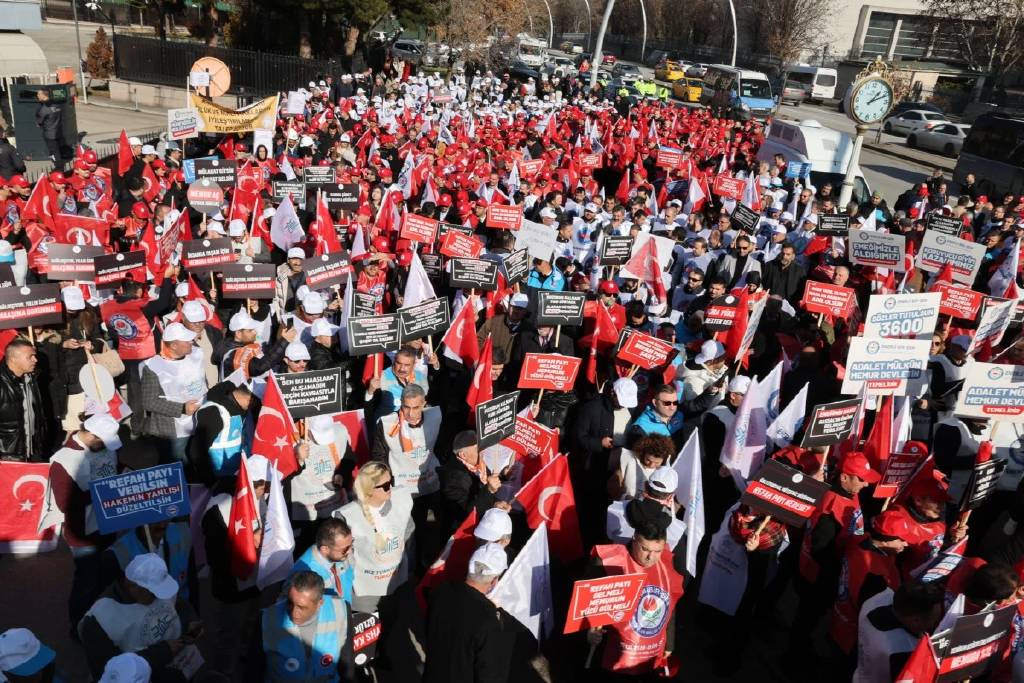 Memur sendikaları, toplu sözleşme hükümlerinin eksiksiz uygulanması ve refah payı talebiyle bugün Hazine ve Maliye Bakanlığı önünde toplandı