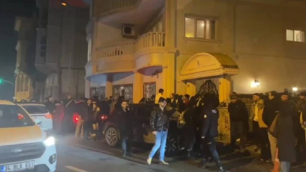 İstanbul'da kaçak yılbaşı partisine polis baskını! Yüzlerce genç mağdur oldu...