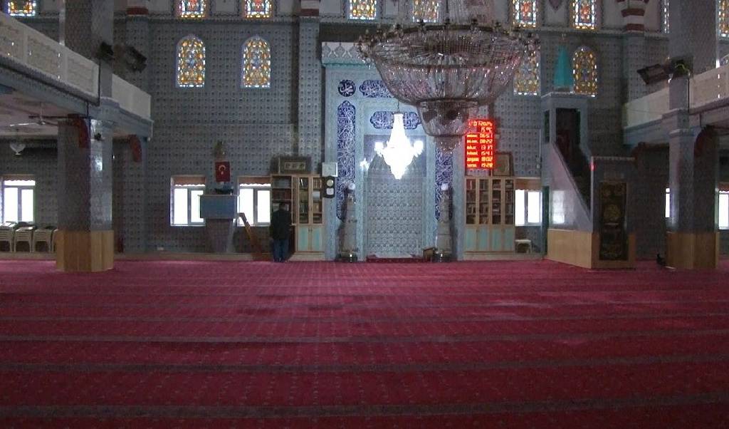 Sultangazi'de akli dengesi bozuk şüpheli, cami imamını darbetti!