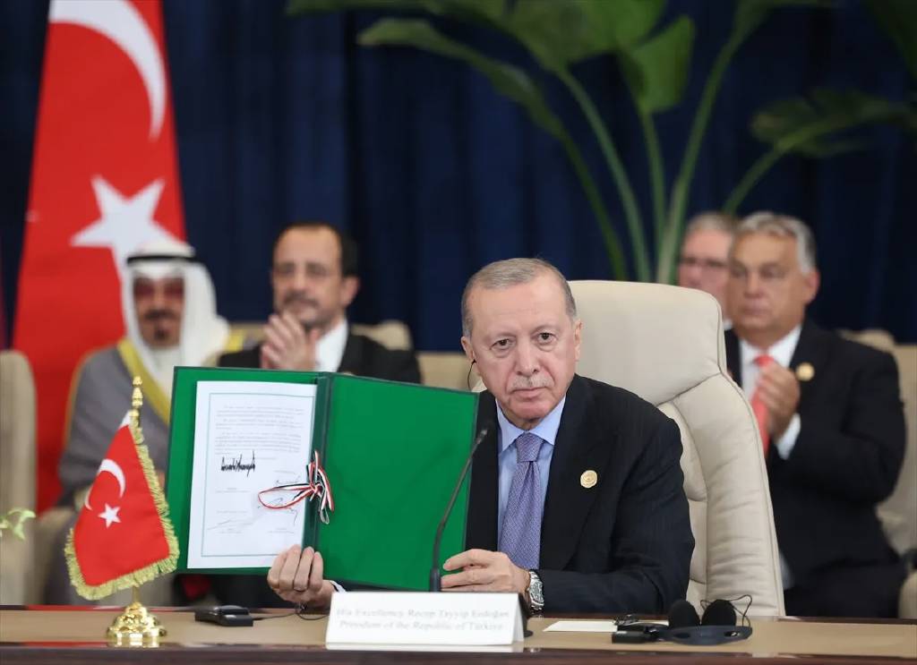 "Trump, Erdoğan'ı överken biz dekor olduk"