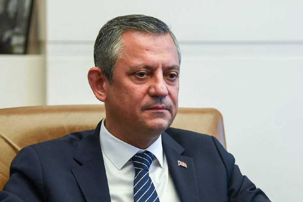 Özgür Özel'den "Türkiye şikayeti"