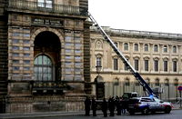 Paris’te bulunan dünyaca ünlü Louvre Müzesi, soyuldu